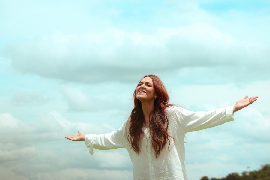 Mariana Bonatto transforma dor em esperança e lança canção que evitou tragédia: 'Eu Creio Em Ti'