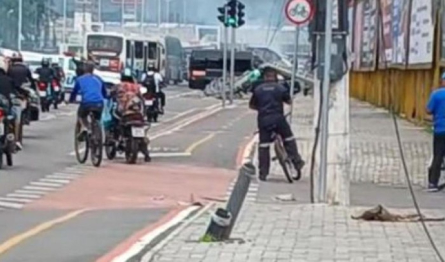 Van colide contra poste na BR-316 e gera congestionamento em Ananindeua