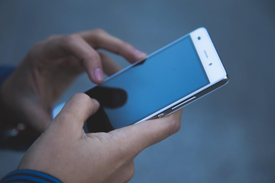Crescimento de anúncios gerados por Inteligência Artificial acende alerta para golpes virtuais na internet