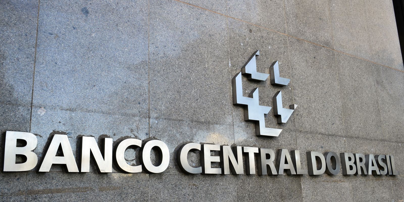 Banco Central e Receita Federal são autorizados a realizar concursos