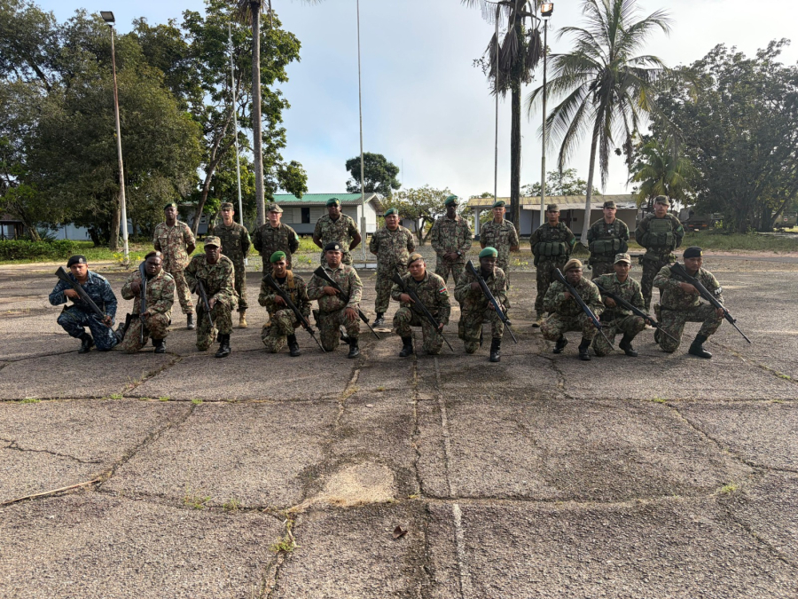 ​Militares brasileiros ministram técnicas de Guerra na Selva no Suriname 