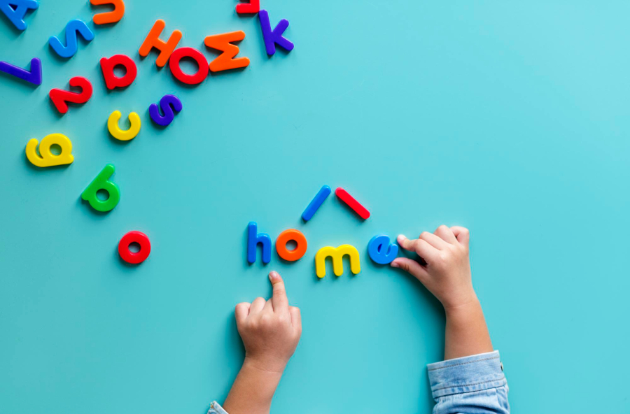 Inglês, desenhos e padrões: por que algumas crianças autistas podem se identificar tanto com um segundo idioma?
