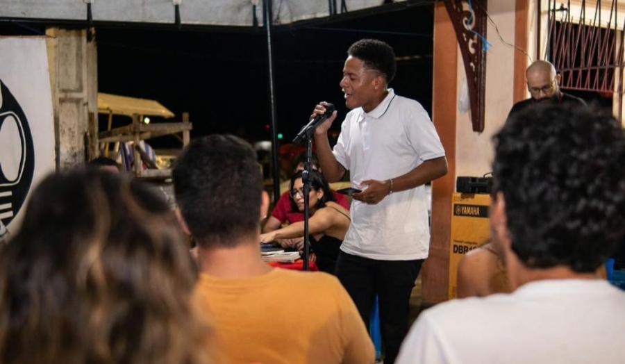 Sarau gratuito leva poesia falada à Pedreira nesta quarta-feira (16)