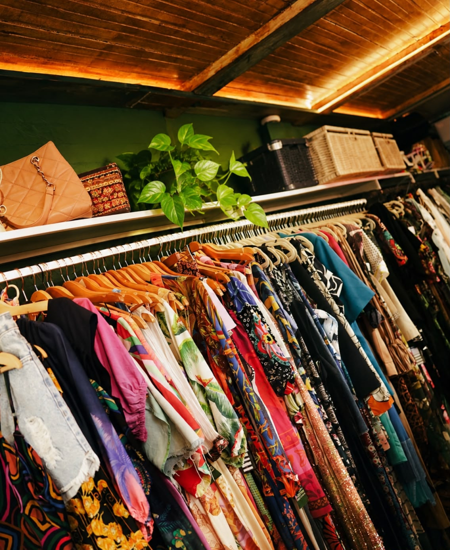 Muito além da roupa usada: o que atrai os consumidores aos brechós 