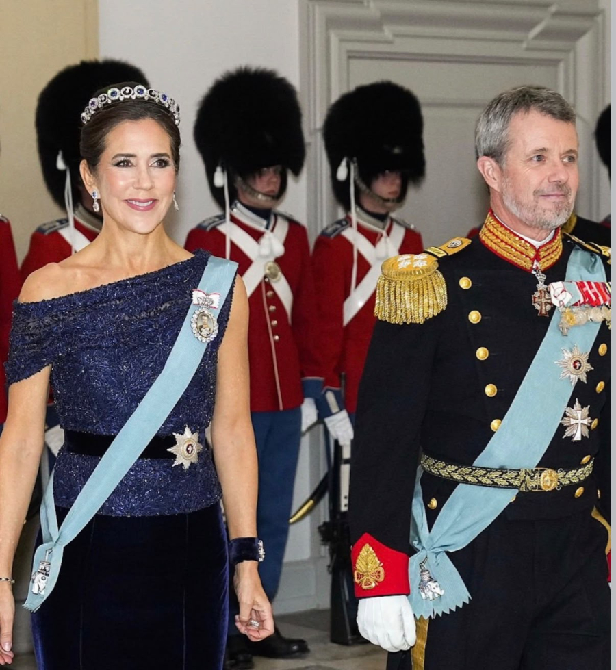 Rainha Mary aposta em azul-marinho e joia histórica para jantar de Estado na Dinamarca 
