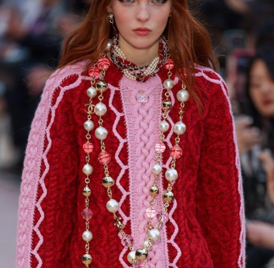 Vermelho e rosa: a combinação que desafia as regras tradicionais da moda 